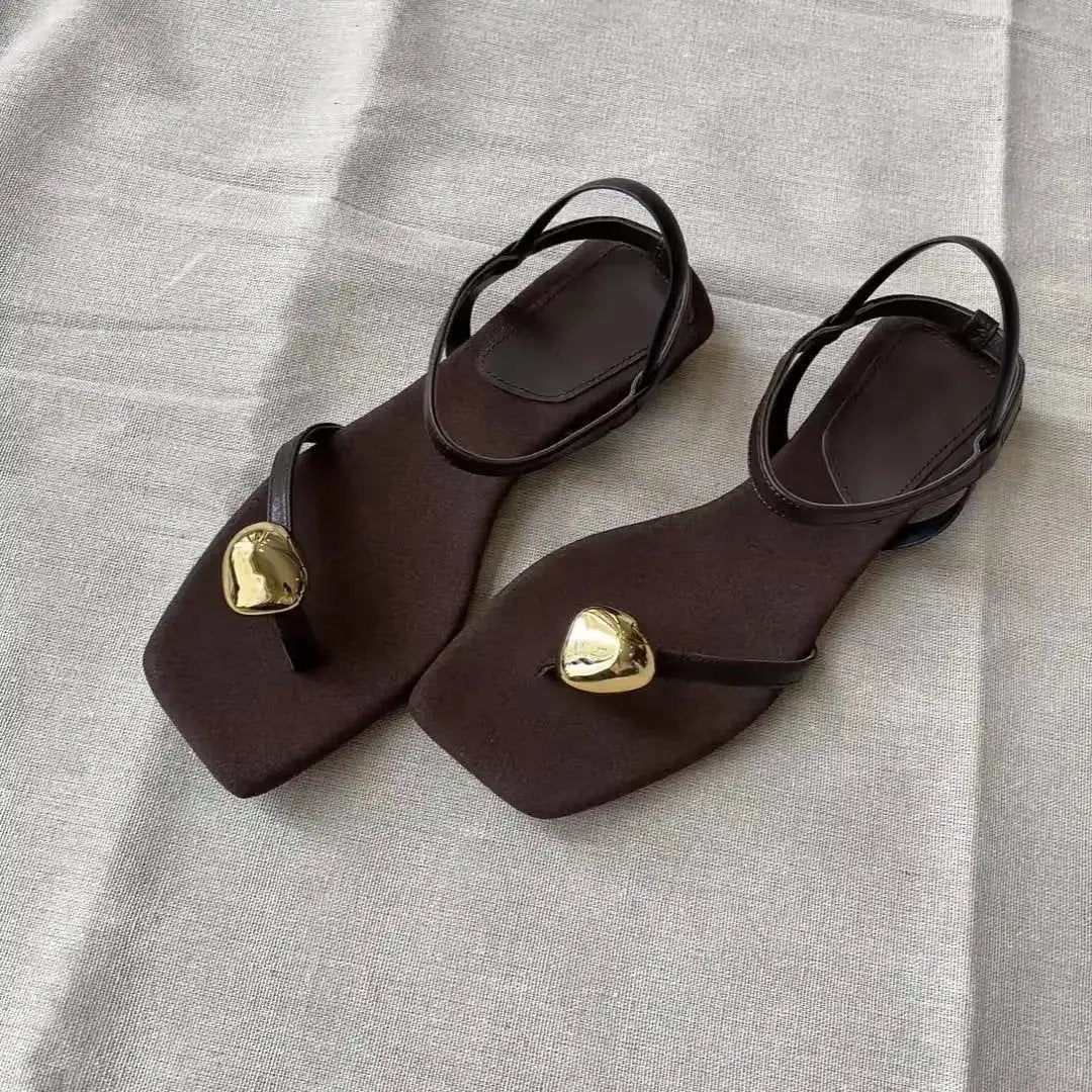 In-Stock Retro Square-Toe Flat Sandals with a Single Strap, New for Summer 2025, Versatile, Comfortable, Thong-Style, Metal, Niche Women&