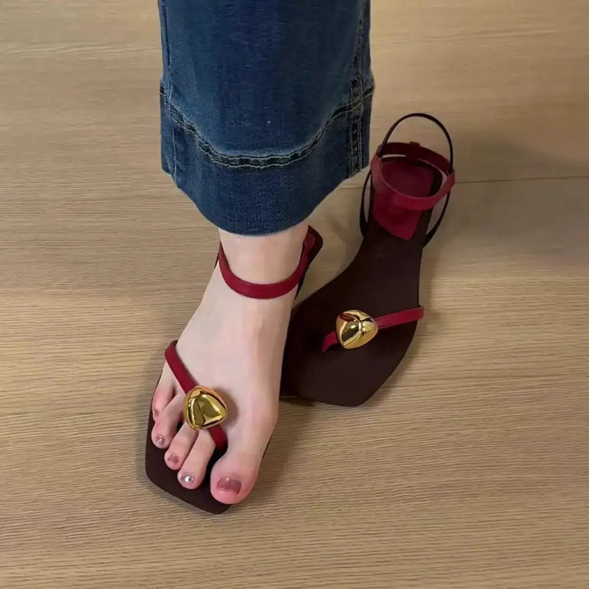 In-Stock Retro Square-Toe Flat Sandals with a Single Strap, New for Summer 2025, Versatile, Comfortable, Thong-Style, Metal, Niche Women&