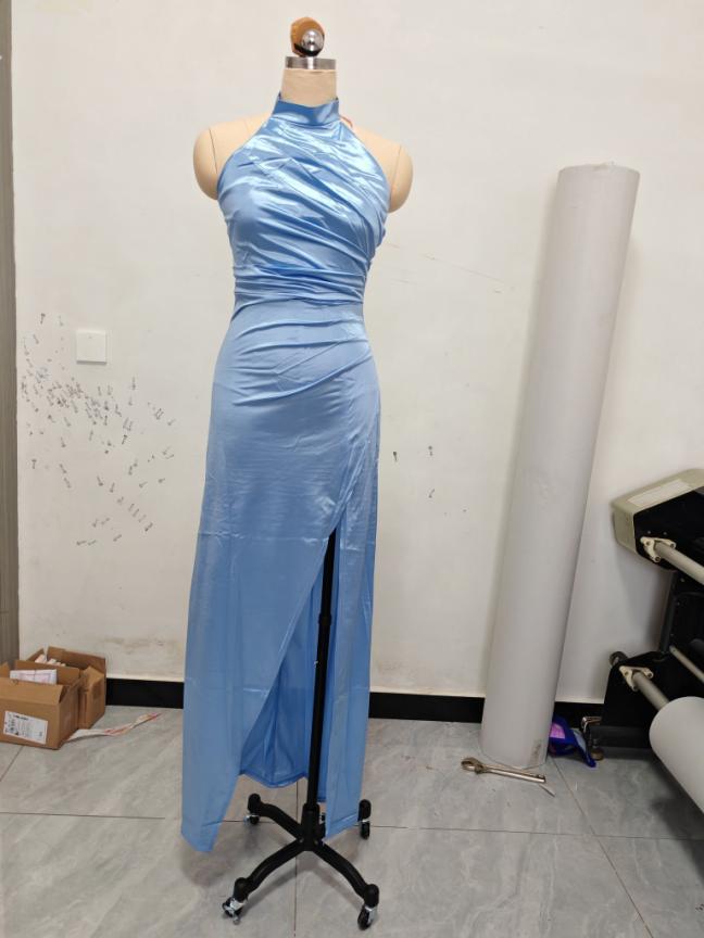 Neck-baring tight-fitting, waist-shrinking, slit-bottomed dress formal gown