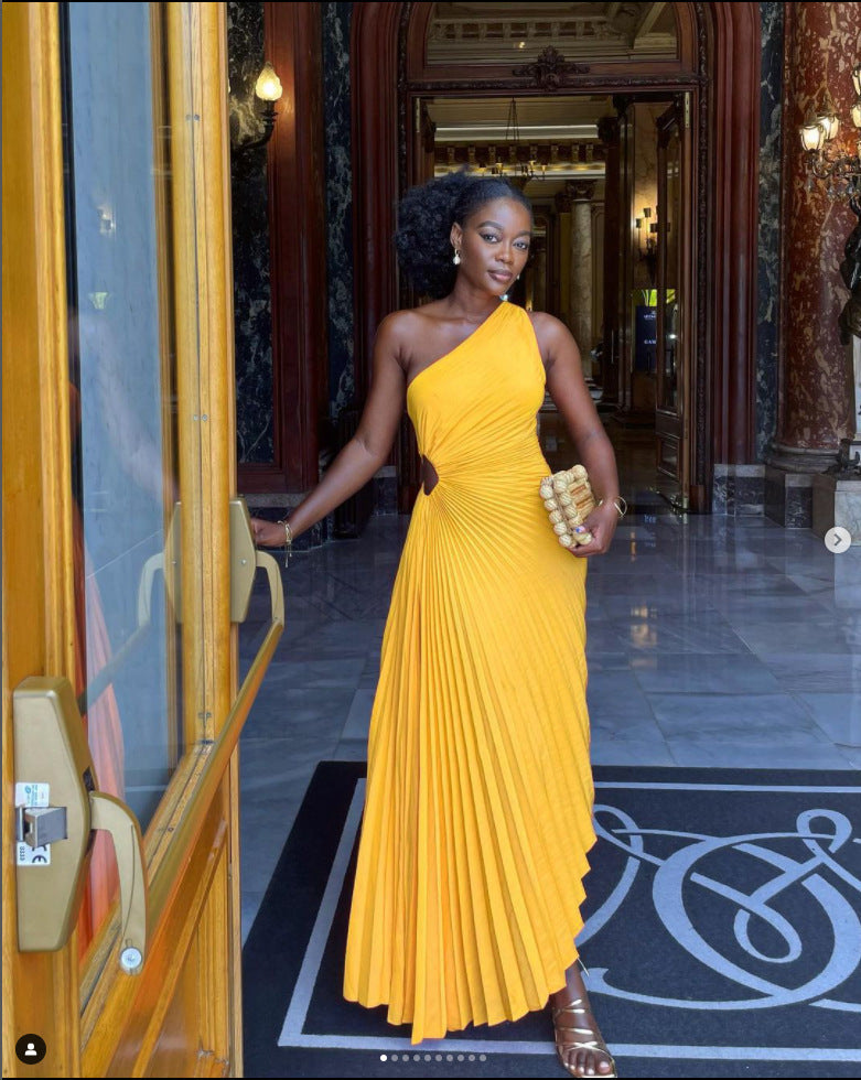 Beliebtes, schmales, einseitig ausgeschnittenes, plissiertes Kleid