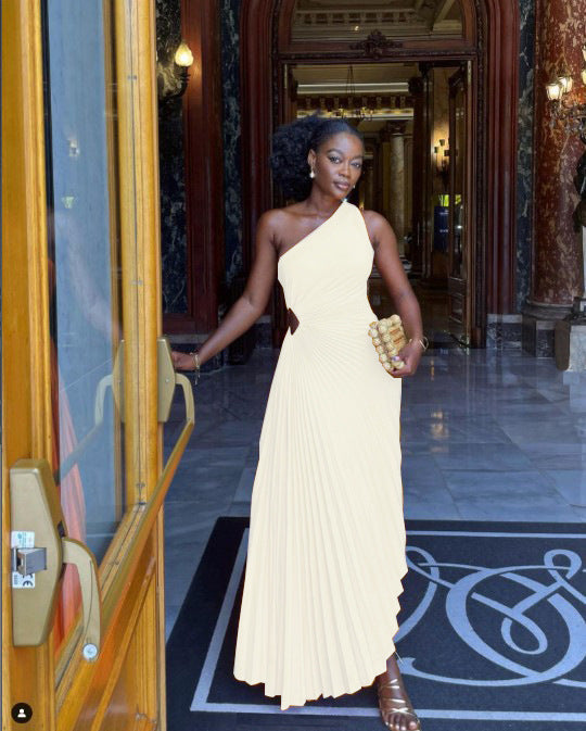 Beliebtes, schmales, einseitig ausgeschnittenes, plissiertes Kleid