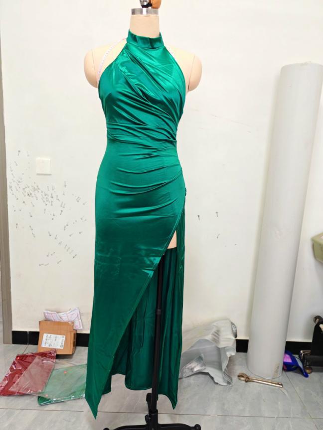 Neck-baring tight-fitting, waist-shrinking, slit-bottomed dress formal gown