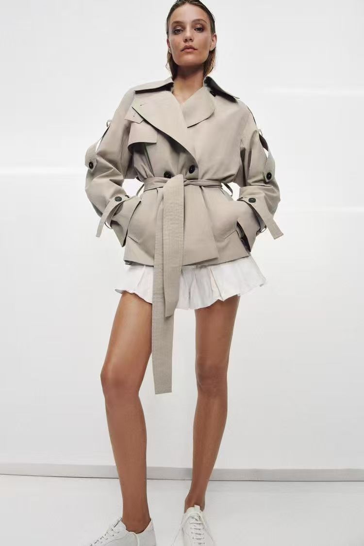 Loose-fitting trench coat