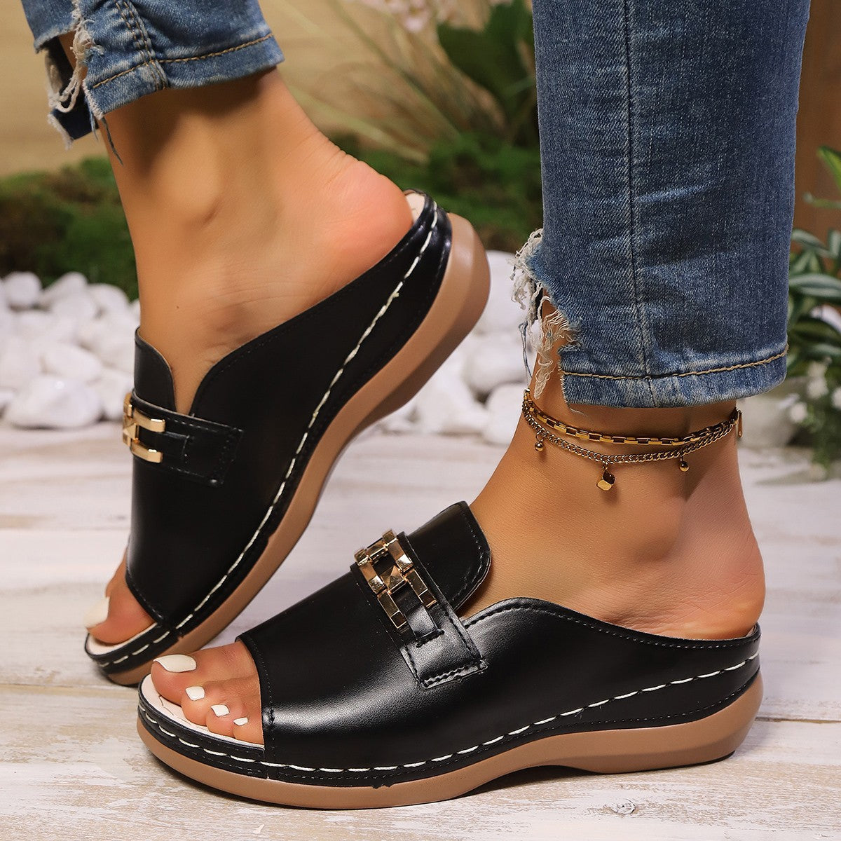 wedge-heeled thick-soled sandals with metal decoration, Roman-style peep-toe beach sandals