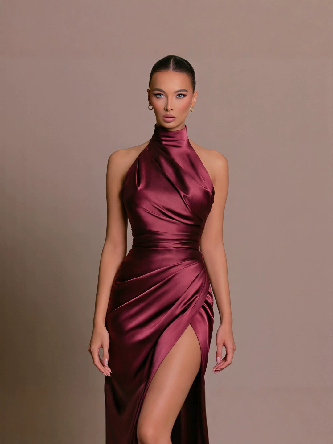 Neck-baring tight-fitting, waist-shrinking, slit-bottomed dress formal gown