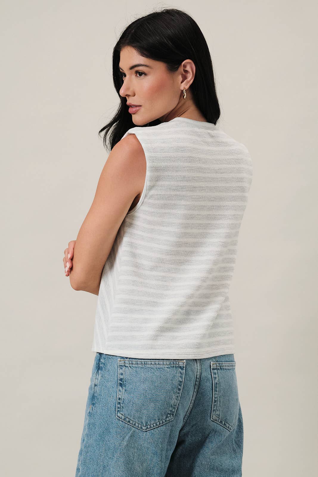 CREW NECK SLEEVELESS DIAGONAL PANEL STRIPE TOP: LT GREY-CREAM STRIPE