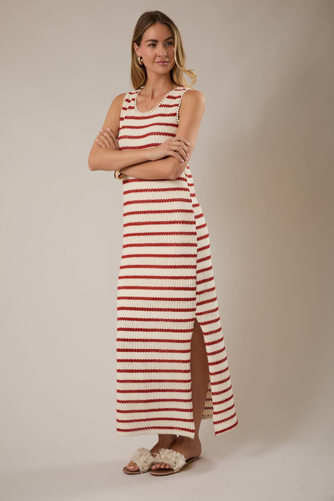 ROUND NECK SLEEVELESS SLIT STRIPE MAXI DRESS: CREAM-RED STRIPE