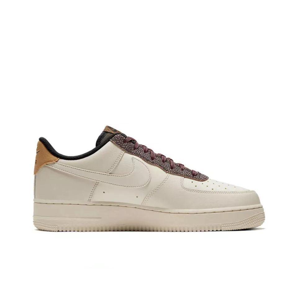 Nike Air Force 1 &