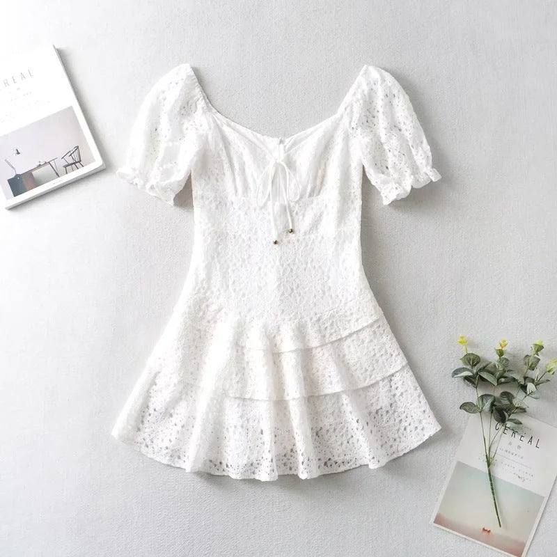 Kurzes Frühlings-Kleid mit Schnürung im Rücken und Reißverschluss