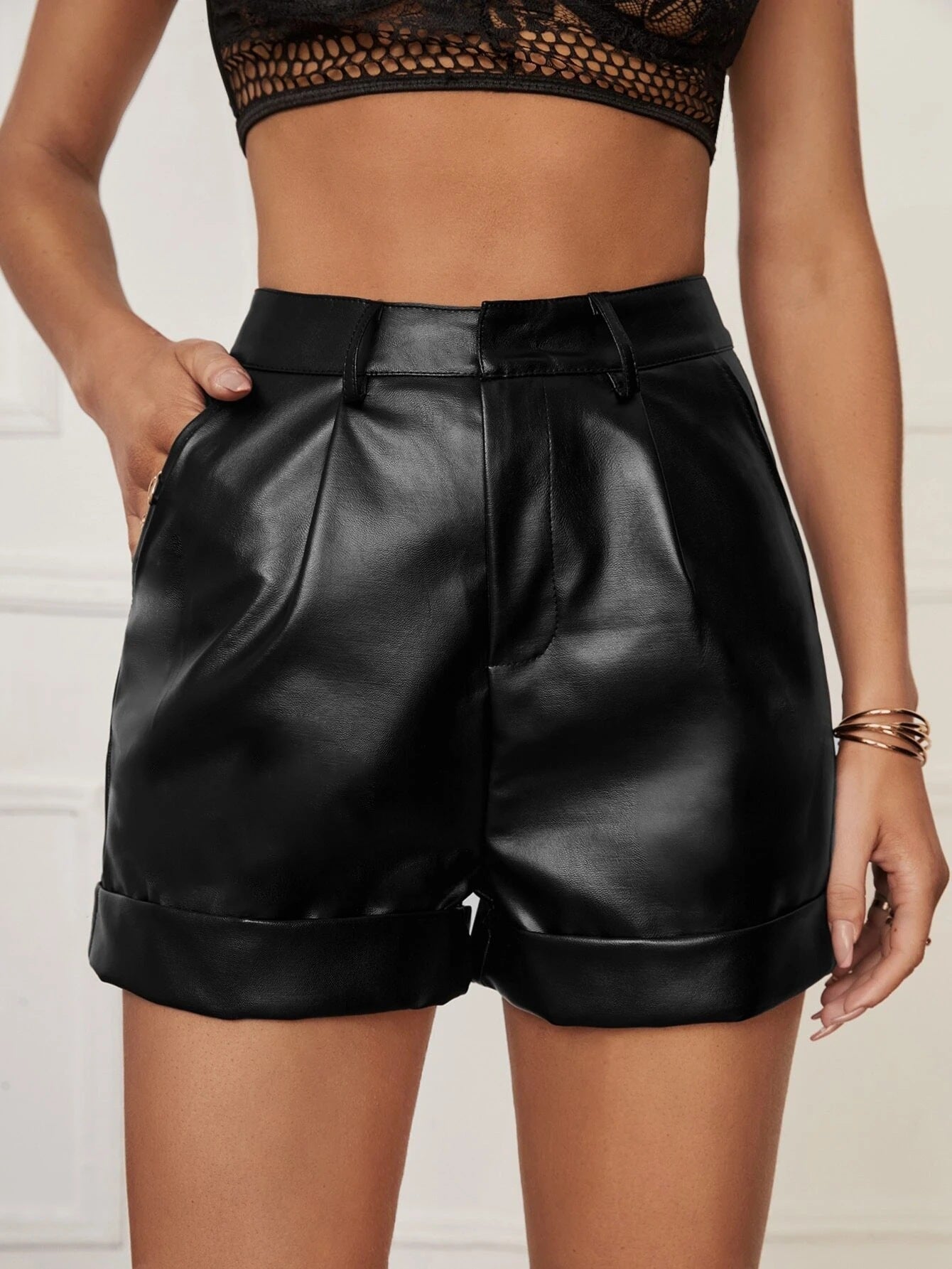 Damen Shorts aus Kunstleder Oberbekleidung Sommer Hoher Umschlagsaum Plissierte Damen Freizeitshorts Hüftbetonte Hose