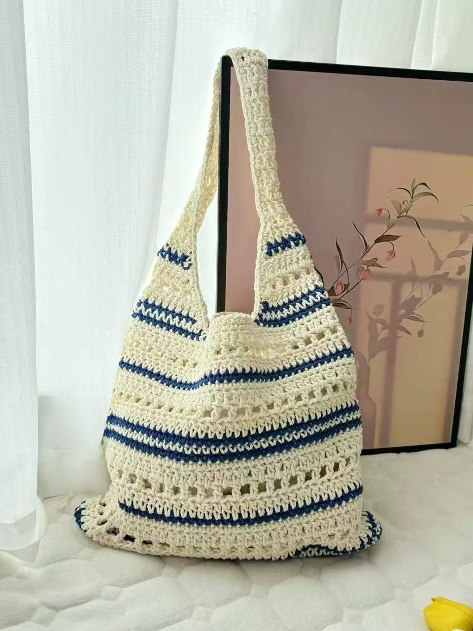 Gestreifte Ein-Schulter-Baumwollfaden-Webtasche Große Kapazität Hohlgeschnittene Strohtasche Strandurlaub Strandtasche