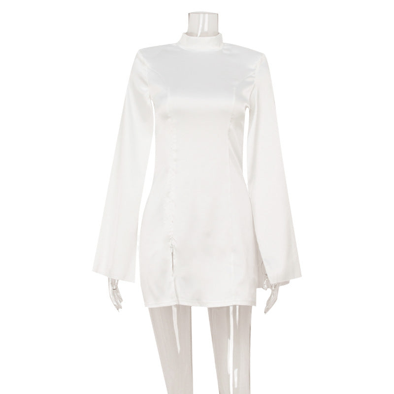 Slim Fit Schlankmachendes, leicht luxuriöses Hof-Kleid aus Satin mit Kapuzenärmeln, kurzes Kleid