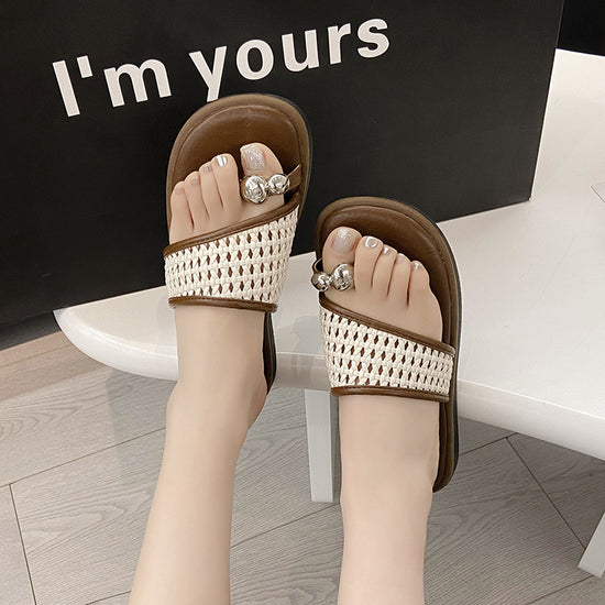 Nischen-Zehenstegsandalen für Damen-Sommer-Oberbekleidung 2025 Neuer französischer Stil mit Rockflats Römische Retro-Webschuhe