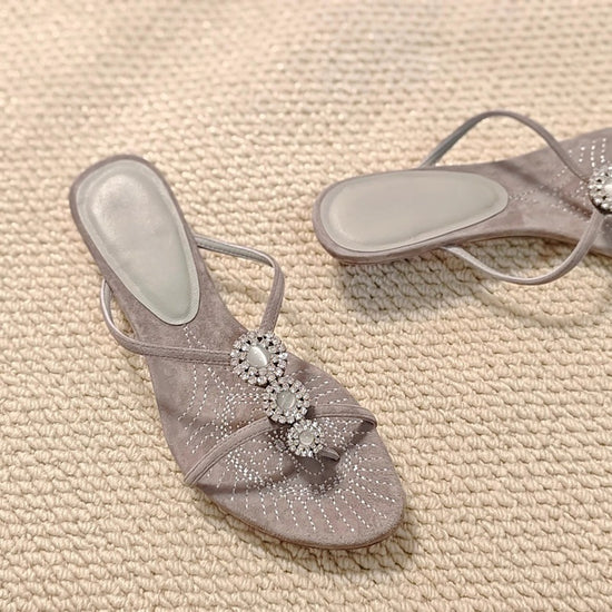 Einzigartige Designer Retro-Flip-Flops für Damen, Sommer-Modell 2026, Sandalen für den Außenbereich im Urlaub mit Kitten-Heel und Strass-Zehenriemen