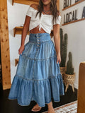 Ein Jeansrock in A-Linie mit Stufen