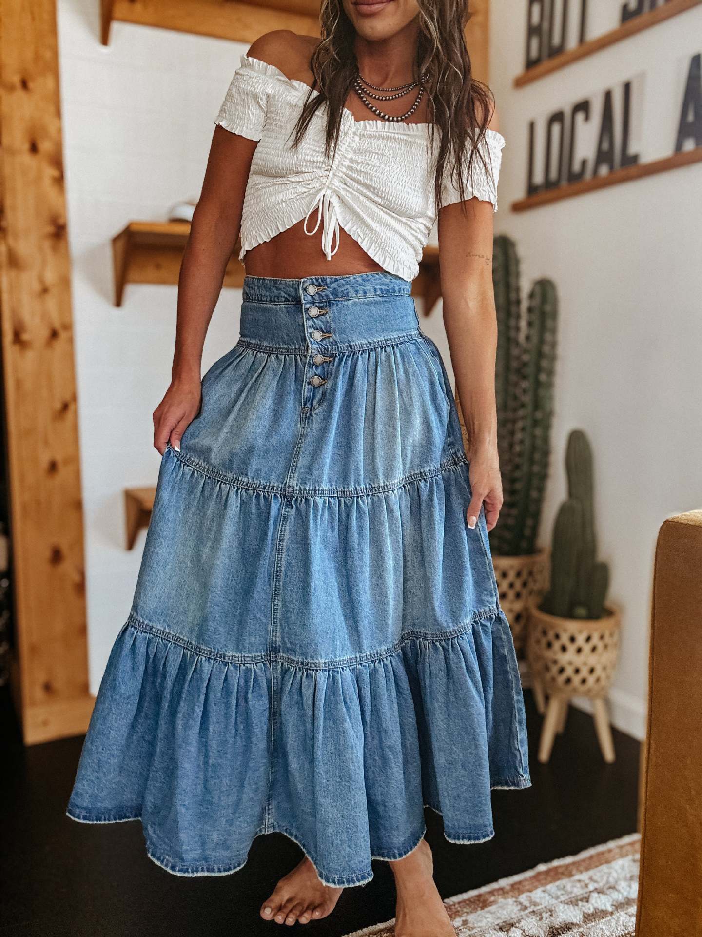 Ein Jeansrock in A-Linie mit Stufen