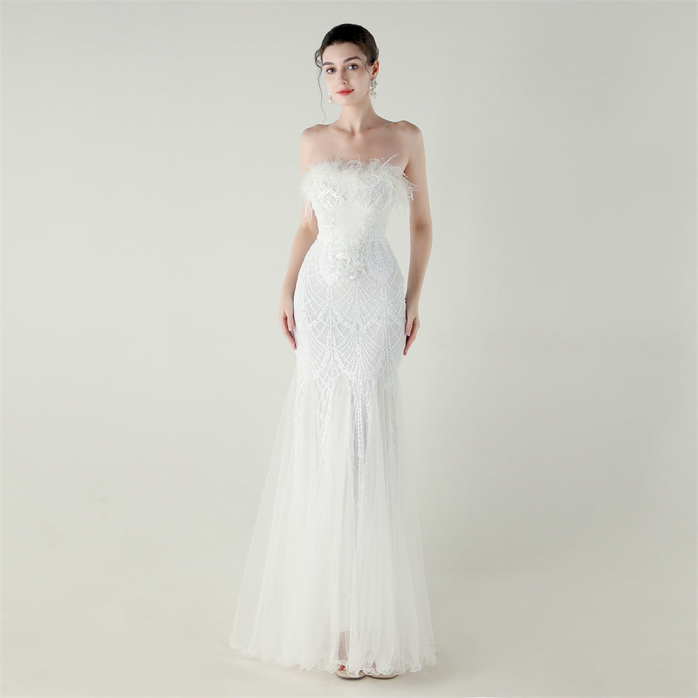 Pailletten besticktes Neckholder-Kleid mit Blumen, Straußenfedern, Neckholder-Oberteil, überkreuzten Trägern, Netzstoff und Meerjungfrau-Abendkleid für Cocktailempfänge und Hochzeiten