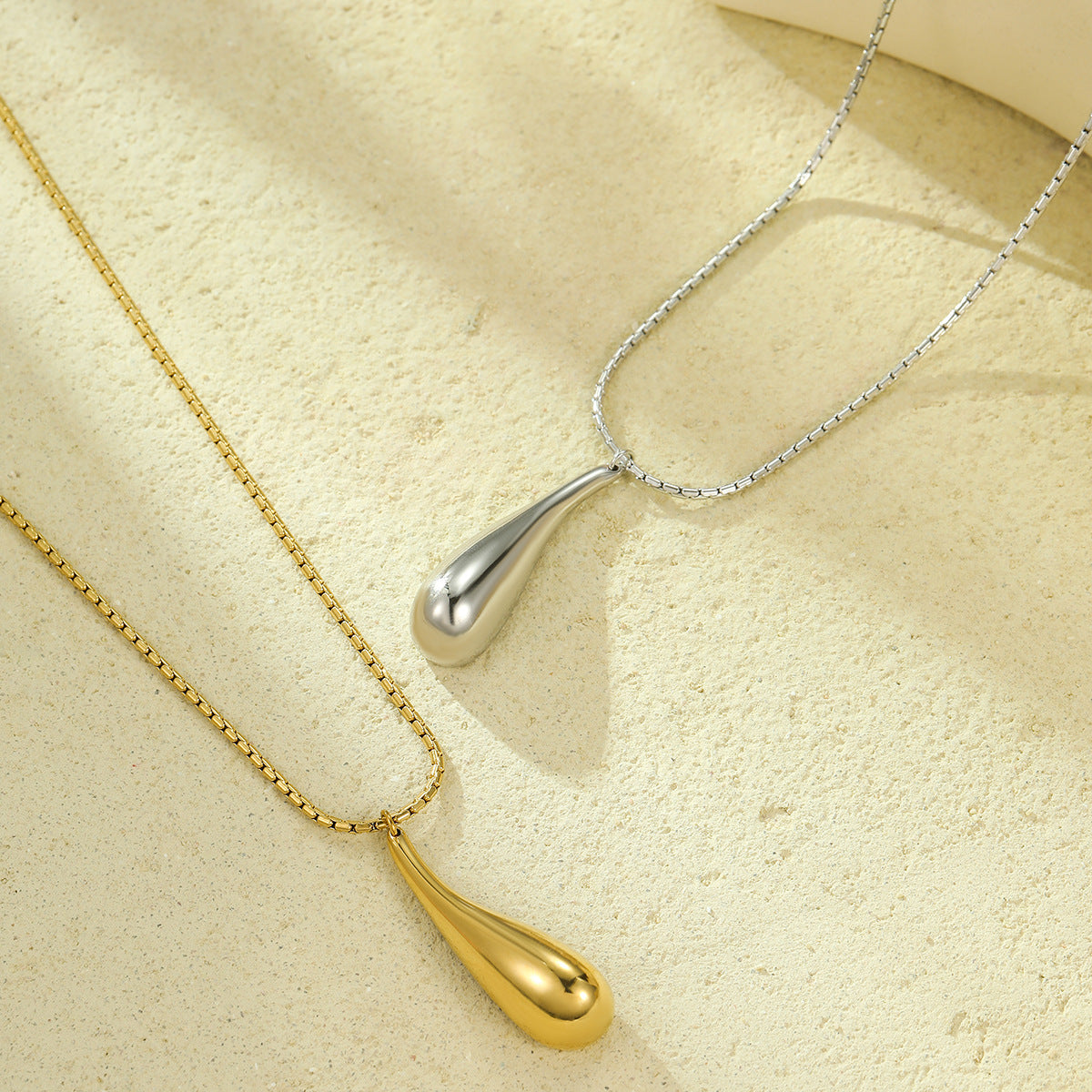 Retro Exaggerated Stainless Steel Glossy Water Drop Hollow Out Cutout Embellished Necklace Fashionable All Match 18K Golden Clavicle Chain