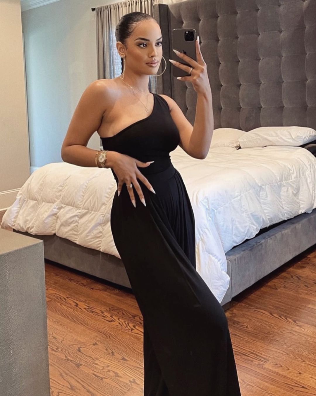 Wie Web-Prominente: schlichter, sexy, asymmetrischer One-Shoulder-Overall, bequem