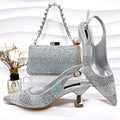 Elegante zweiteilige Damenschuh- und Handtaschen-Sets mit spitzen, gestreiften, filigranen Strass-Verzierungen und hohen Absätzen