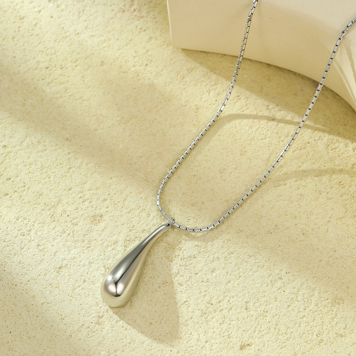 Retro Exaggerated Stainless Steel Glossy Water Drop Hollow Out Cutout Embellished Necklace Fashionable All Match 18K Golden Clavicle Chain