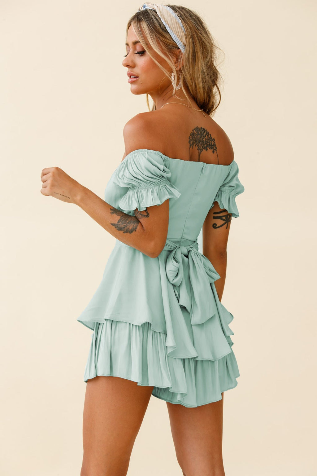 Einfarbige Mode Sexy schulterfreier Laternen-Rüschenärmel Lässiger Sommer Damen Jumpsuit Kurz
