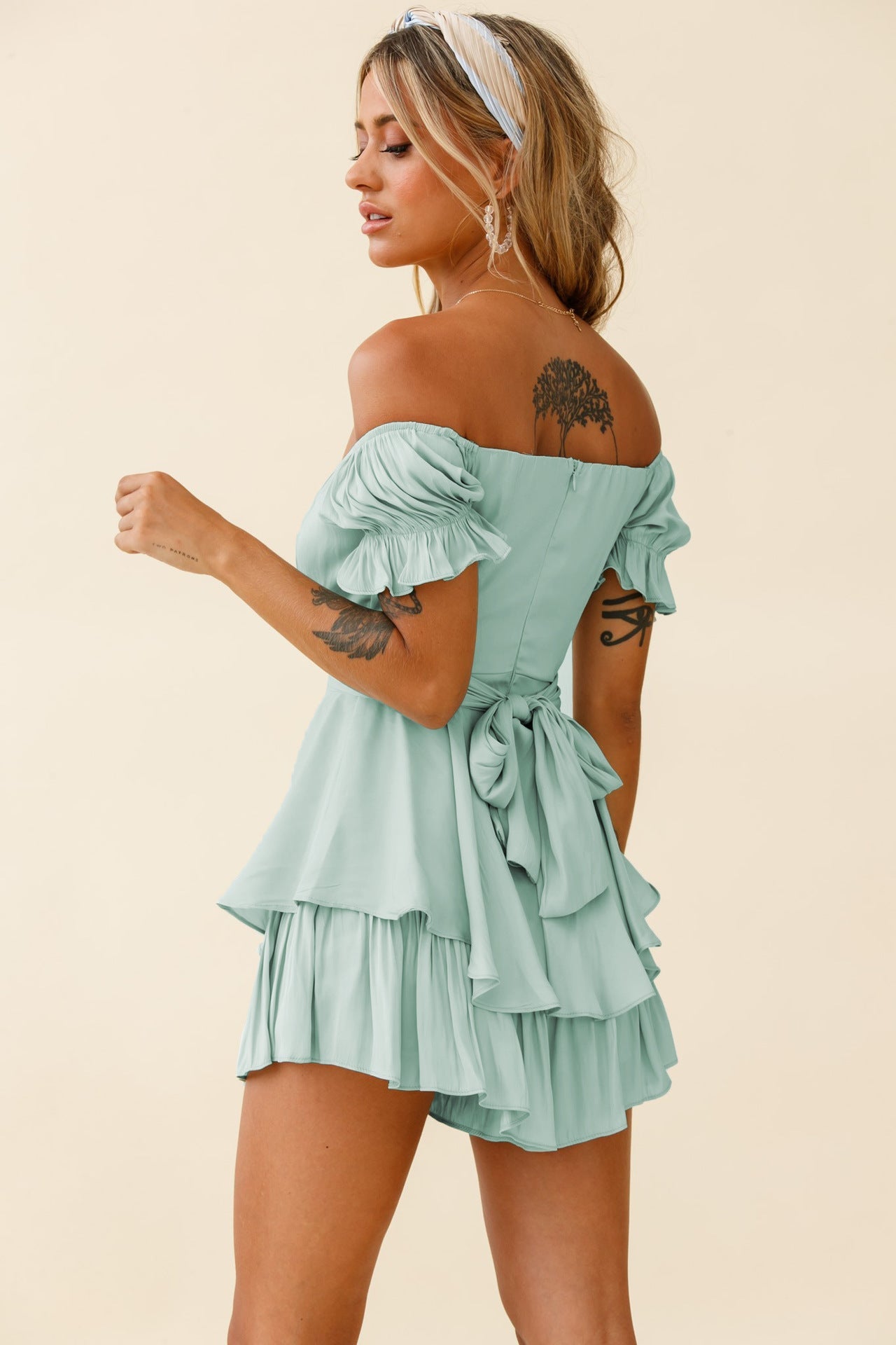 Einfarbige Mode Sexy schulterfreier Laternen-Rüschenärmel Lässiger Sommer Damen Jumpsuit Kurz