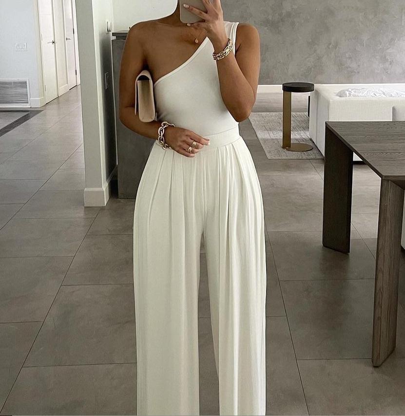 Wie Web-Prominente: schlichter, sexy, asymmetrischer One-Shoulder-Overall, bequem