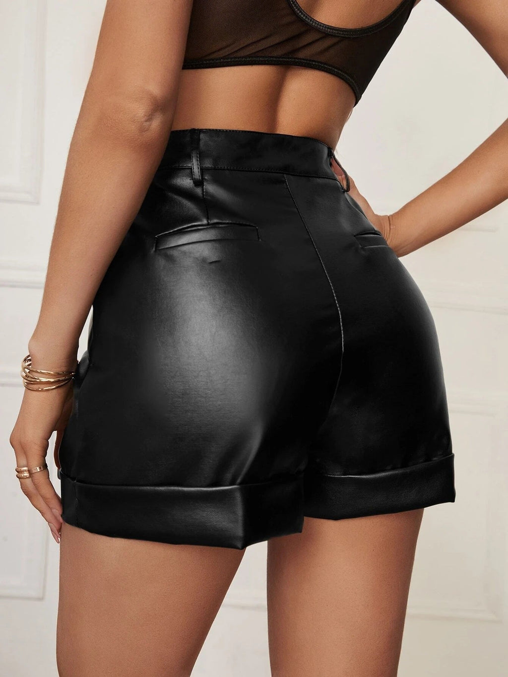 Damen Shorts aus Kunstleder Oberbekleidung Sommer Hoher Umschlagsaum Plissierte Damen Freizeitshorts Hüftbetonte Hose
