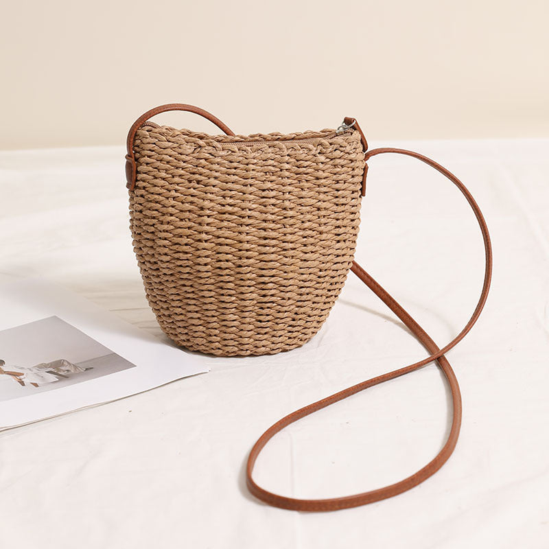 Süße Umhängetasche aus Stroh im Eimer-Stil Einfache Strohtasche Gewebte Tasche Strandurlaub Strandtasche Vielseitige Flecht-Rattantasche