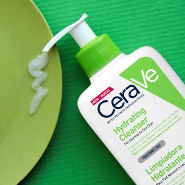 CeraVe Moisturizing Cleanser: Gentle Hydrating Face Wash with Hyaluronic Acid &amp; Ceramides for Dry, Sensitive Skin - 236ml