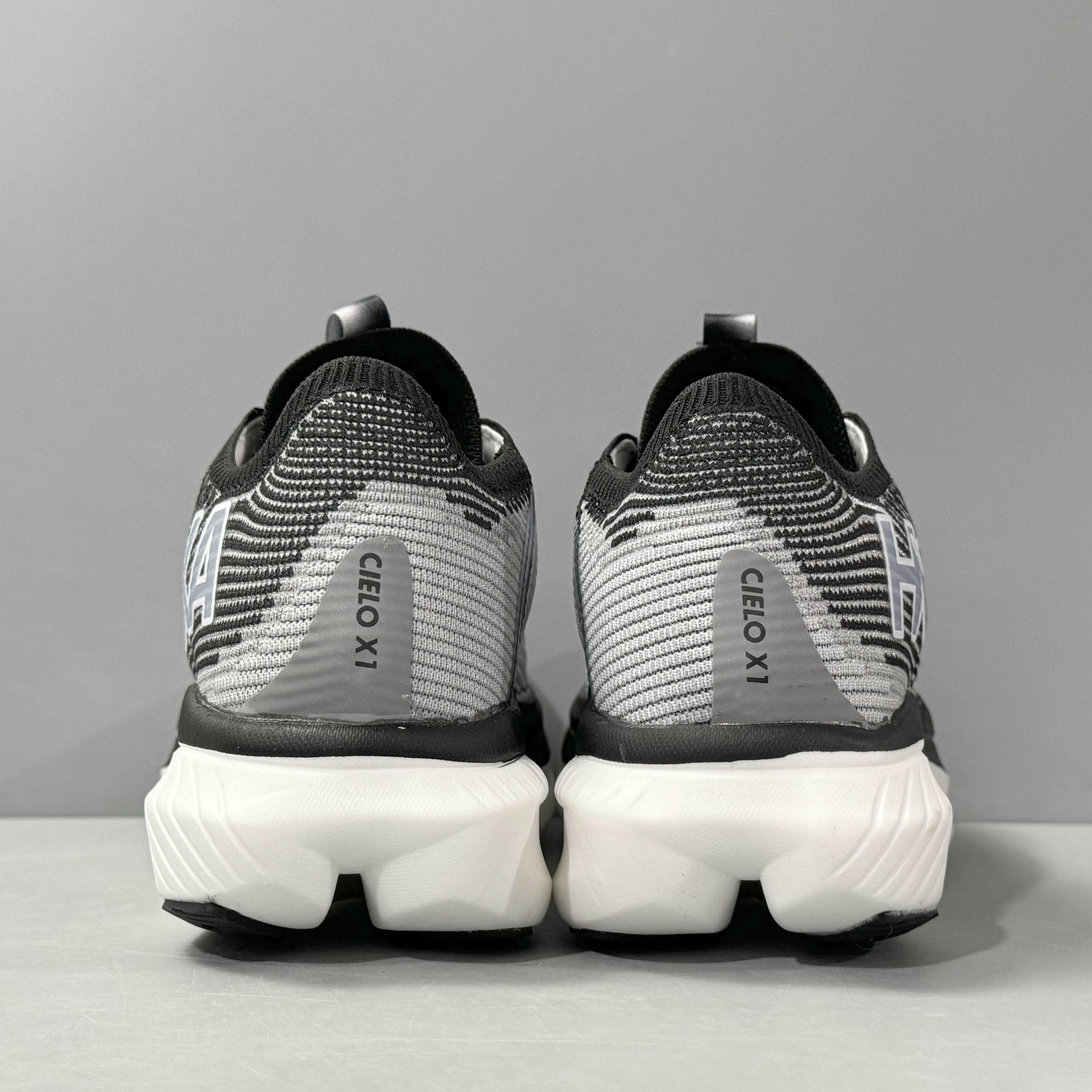 HOKA ONE ONE CIELO X1