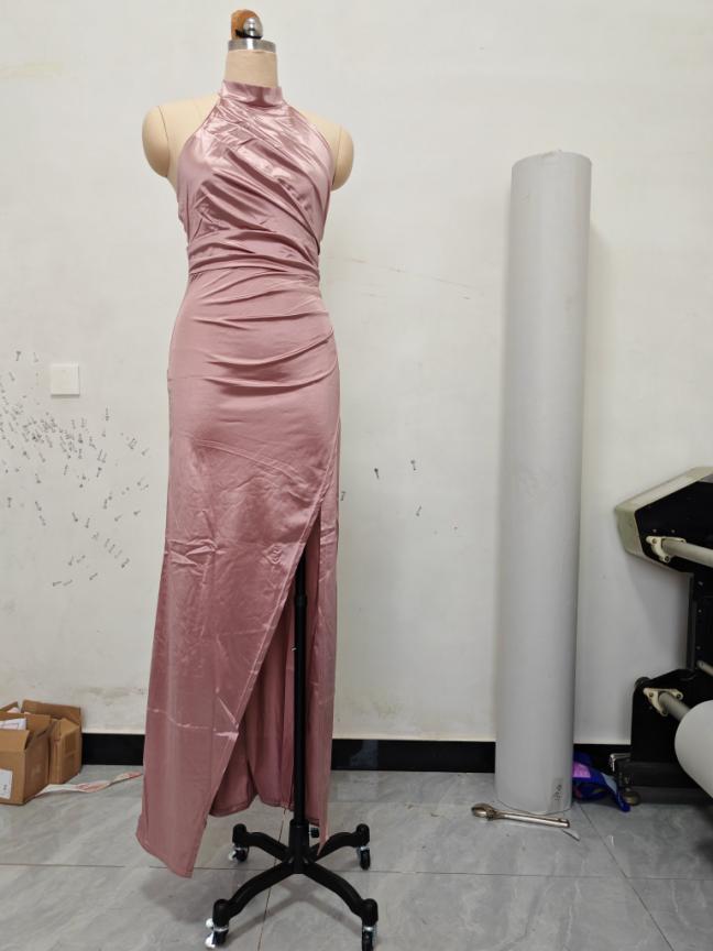 Neck-baring tight-fitting, waist-shrinking, slit-bottomed dress formal gown