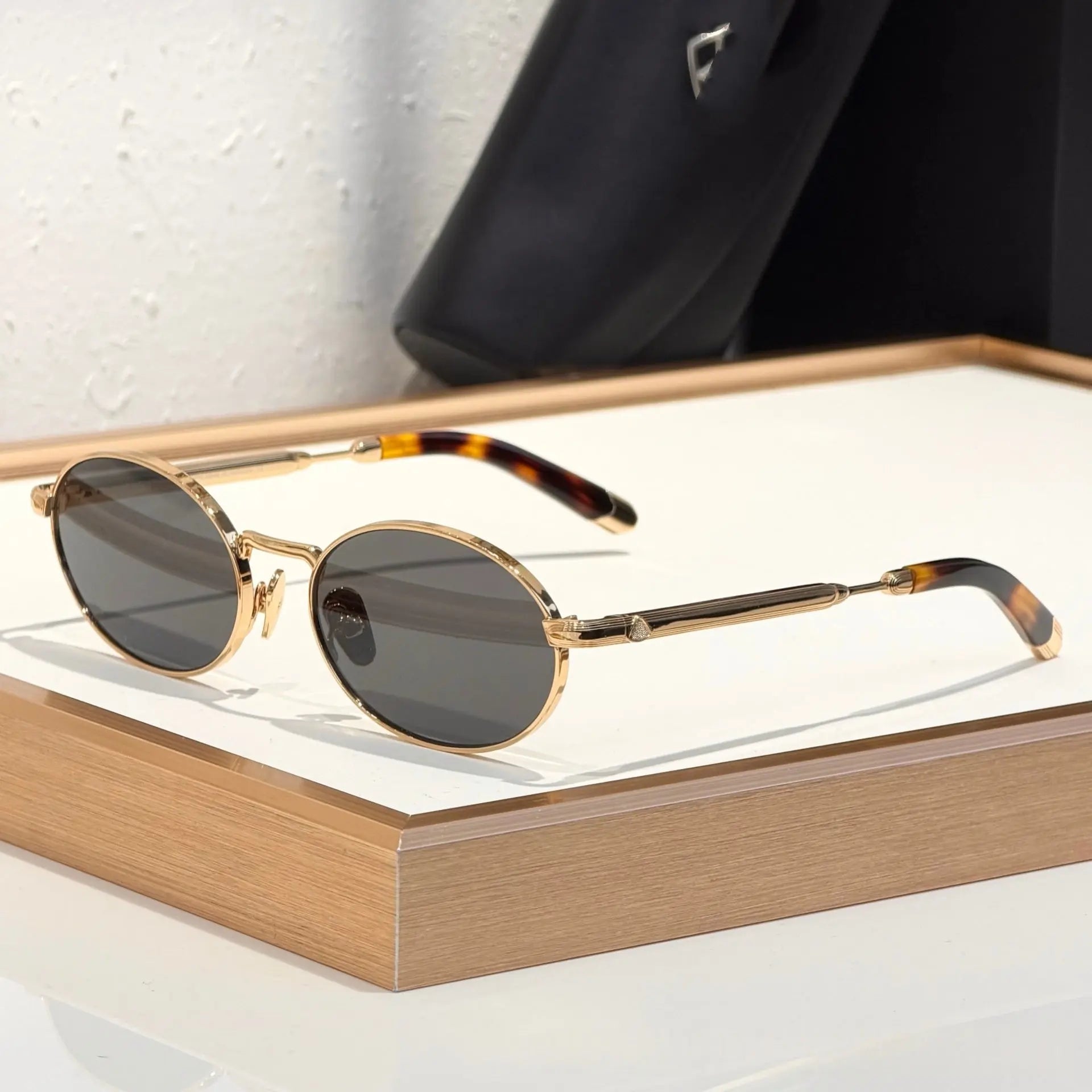 Casual and versatile metal oval-frame sunglasses by Dropshipman, featuring sleek design and tinted lenses for stylish eye protection.