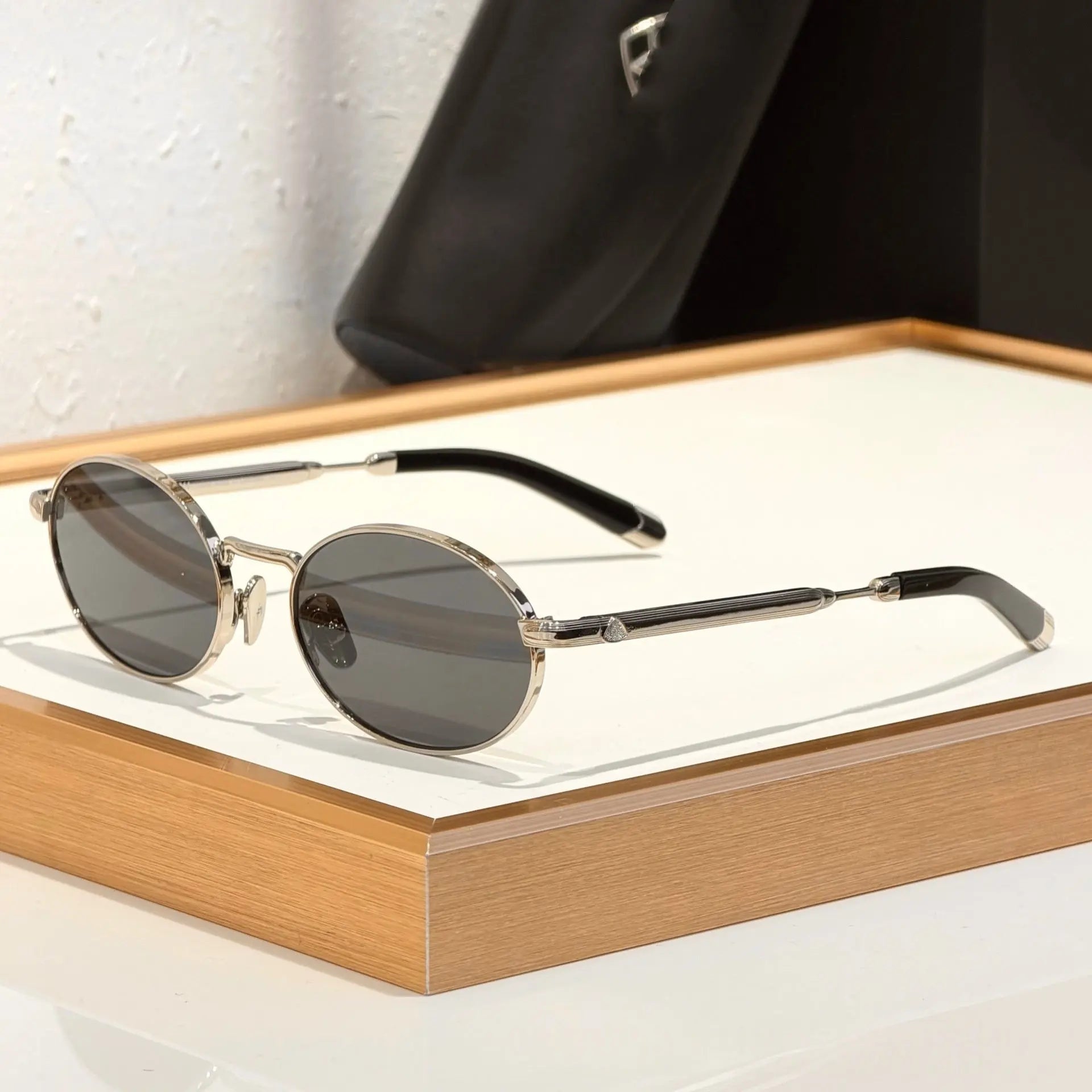 Casual and versatile metal oval-frame sunglasses by Dropshipman, featuring tinted lenses and sleek design.
