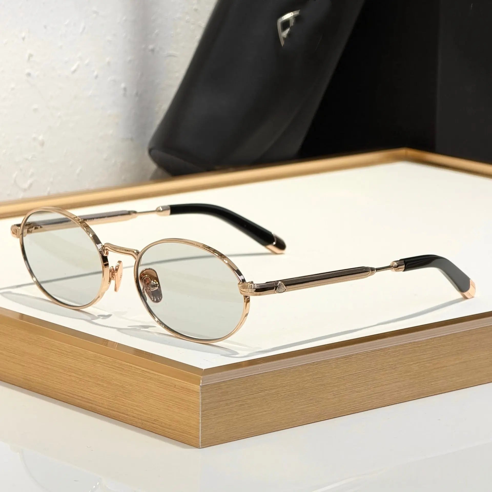 Metal oval-frame sunglasses by Dropshipman featuring a casual and versatile design, perfect for everyday style.