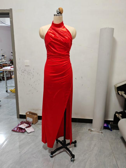 Neck-baring tight-fitting, waist-shrinking, slit-bottomed dress formal gown