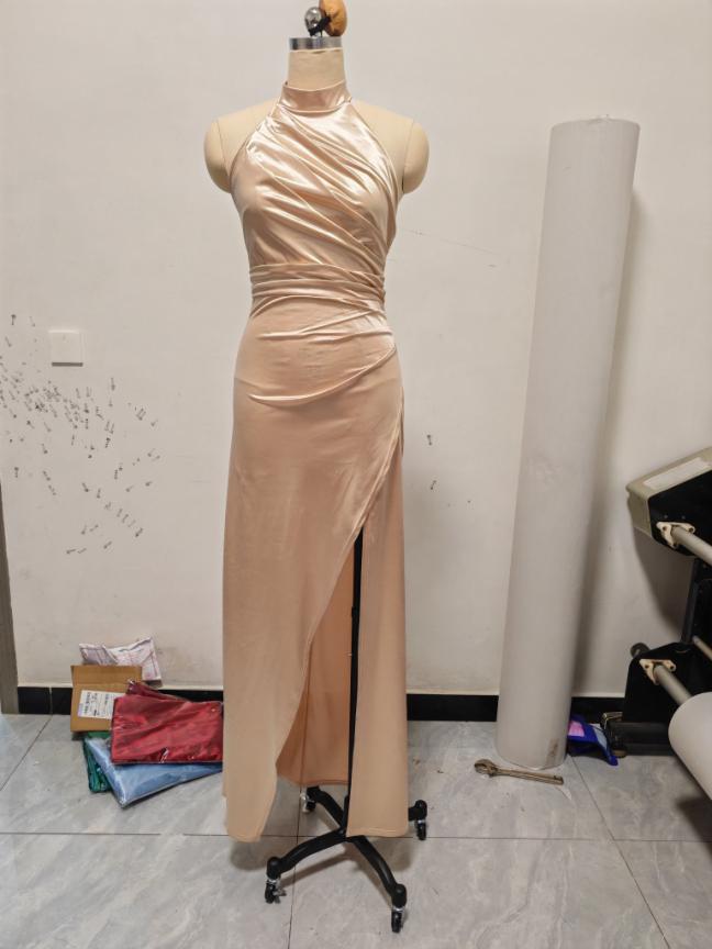 Neck-baring tight-fitting, waist-shrinking, slit-bottomed dress formal gown