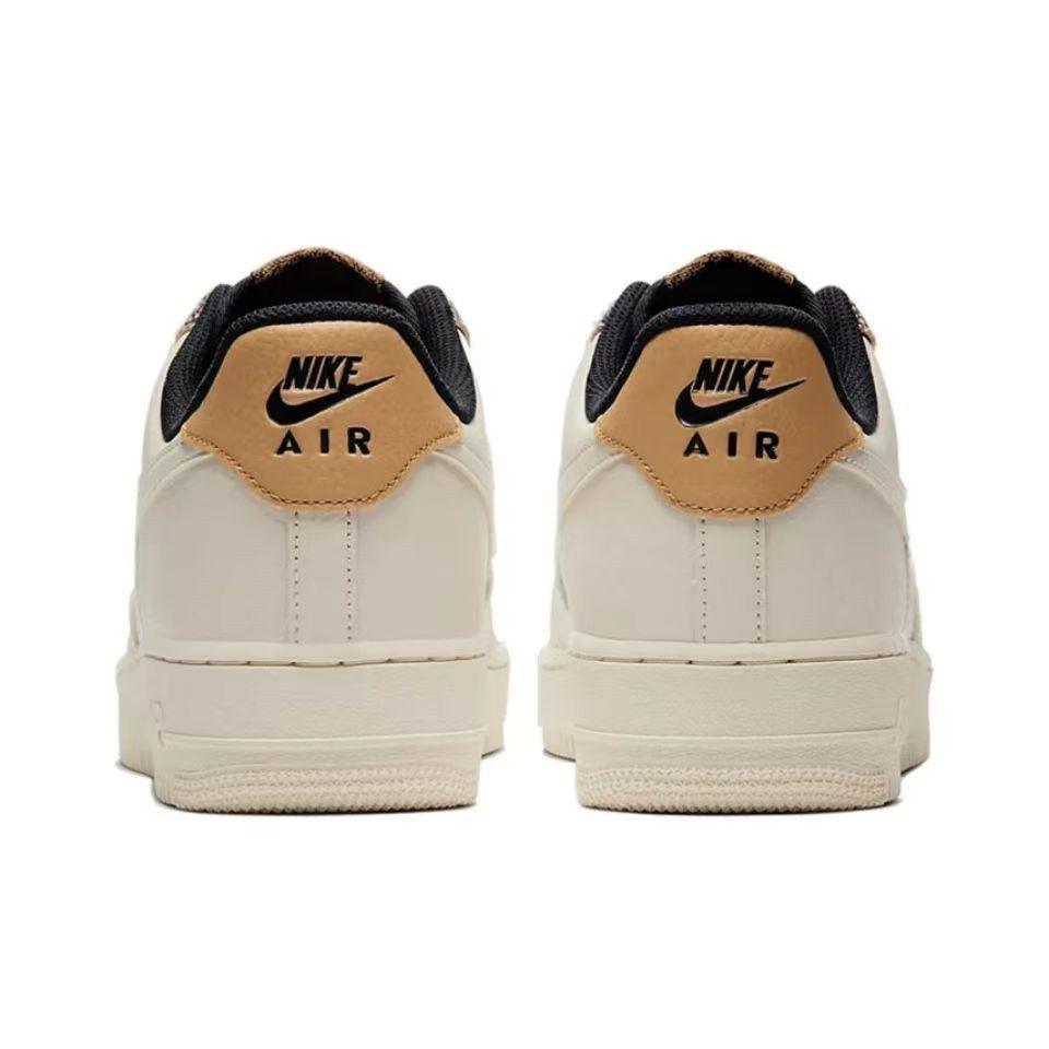 Nike Air Force 1 &