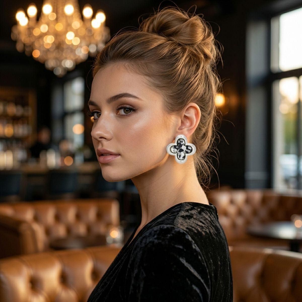 Stud Quatrefoil Gray Tortoiseshell Silver Earrings