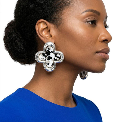 Stud Quatrefoil Gray Tortoiseshell Silver Earrings