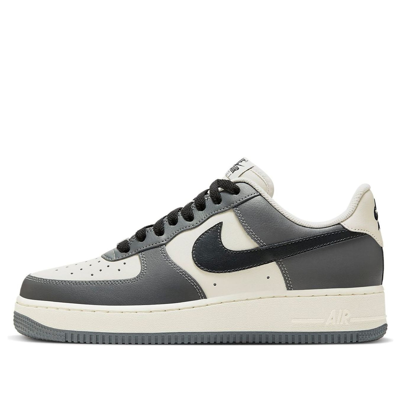 Nike Air Force 1 Low &