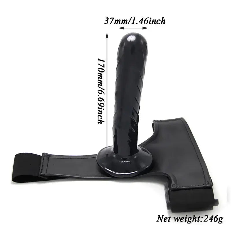 Realistic strap-on harness with dildo, adjustable straps, for women and lesbian couples, designed for anal and vaginal pleasure.