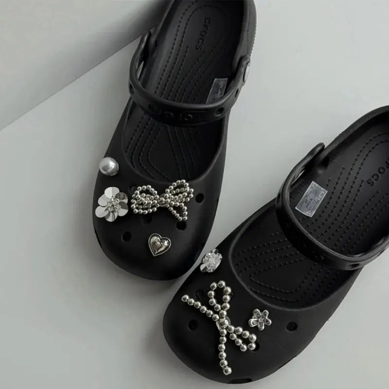 Silver rhinestone flower shoe charms with metal beads, bow and heart designs, for DIY punk Y2K style clogs and shoe decoration.