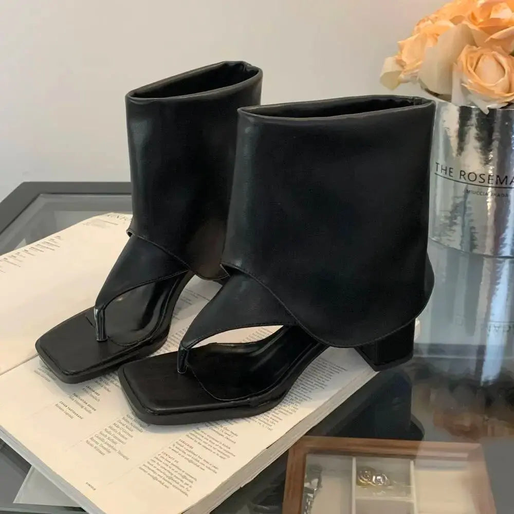 Black women's open-toe thong sandals with chunky heels, herringbone design, stylish fashion boots, perfect for spring and summer.