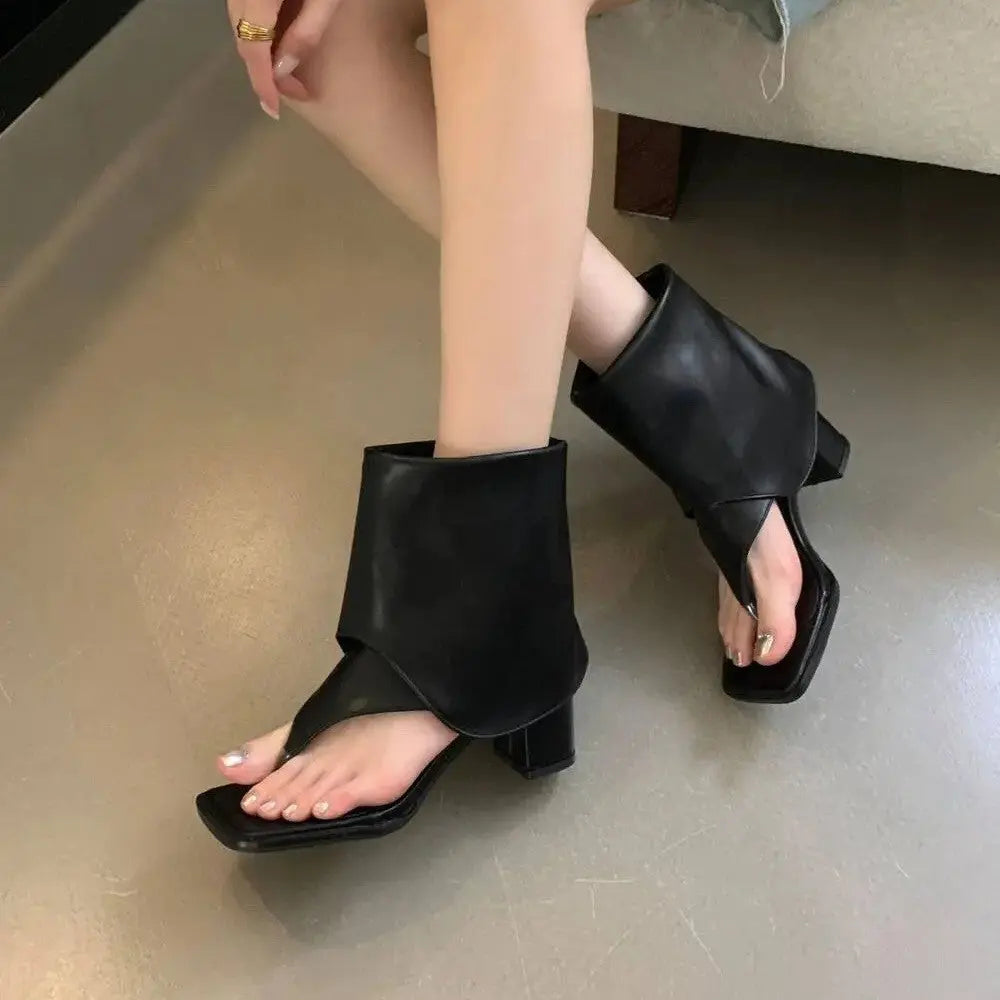 Black open-toe thong sandals for women with chunky heels and herringbone design, featuring a trendy spring and summer style.