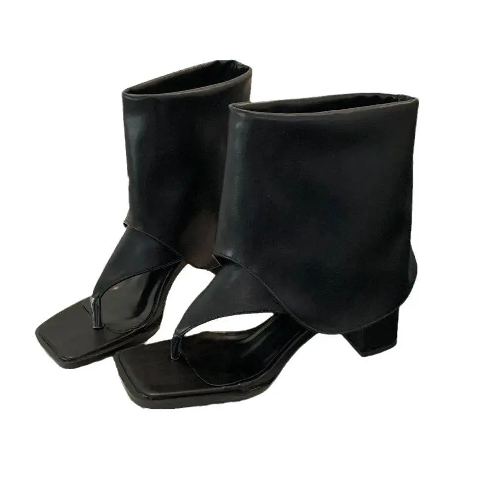 Black open-toe thong sandals for women with chunky heels and herringbone design, featuring a trendy spring and summer style.
