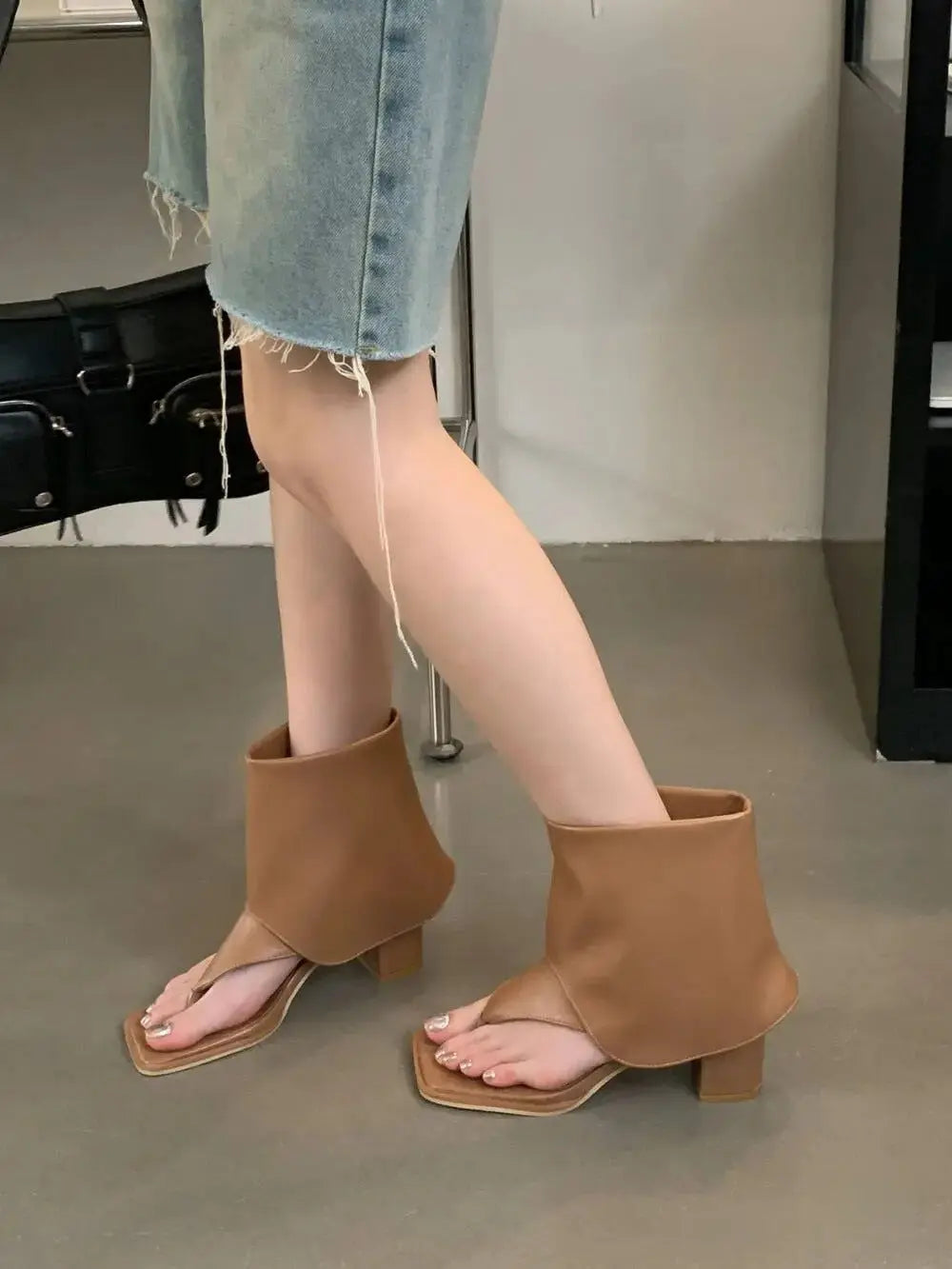 Black open-toe thong sandals with chunky heels and herringbone design for women, featuring a trendy spring and summer style.