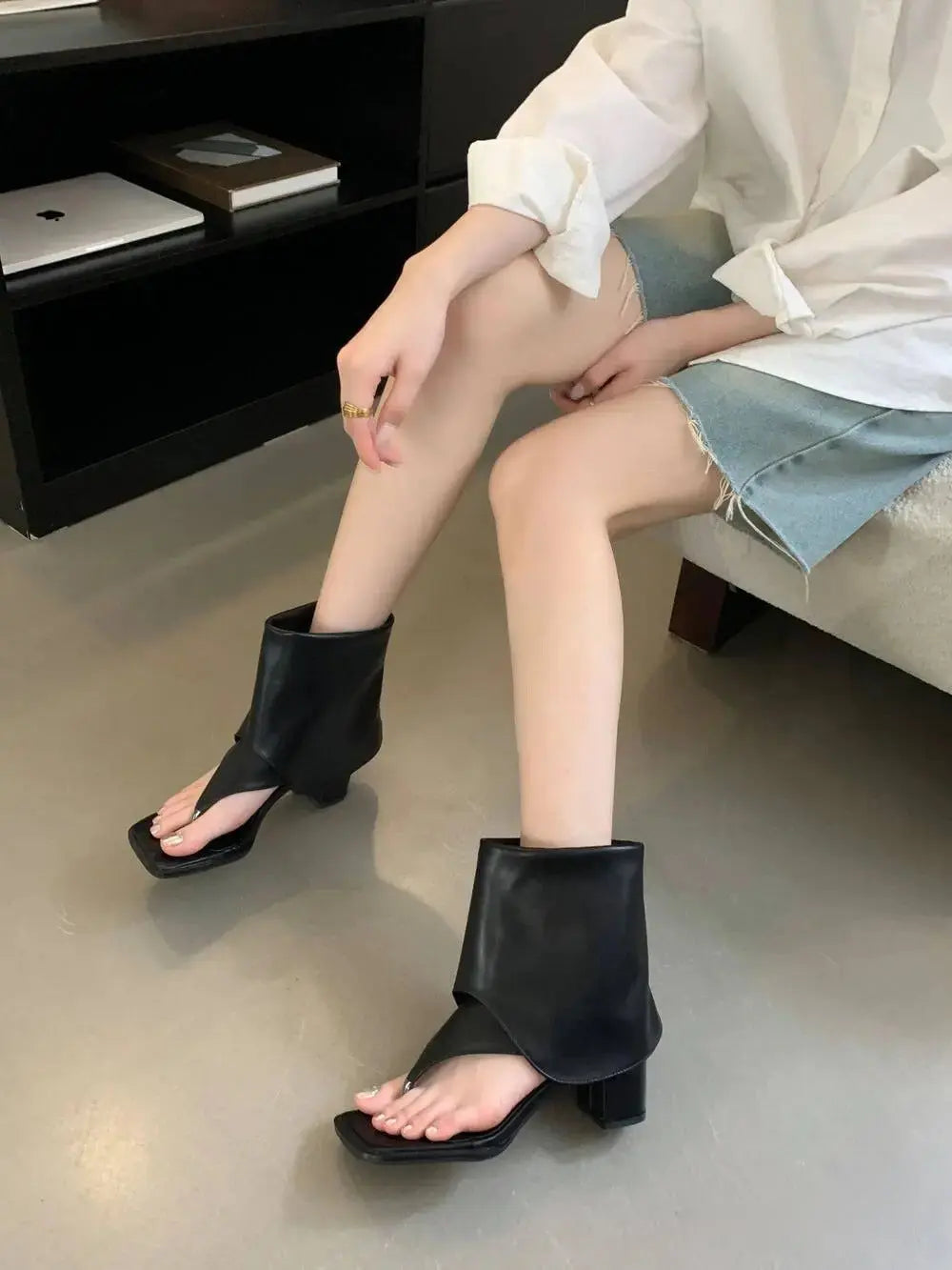 Black open-toe thong sandal with chunky heel, herringbone design, for women, featuring trendy spring and summer fashion style.