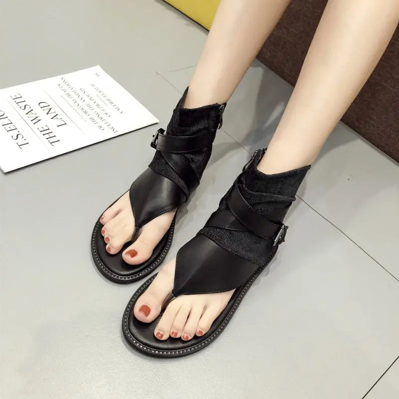 Black Korean-style thong-toe high-top sandals with flat soles, featuring Roman-inspired design and modern spring-summer fashion.
